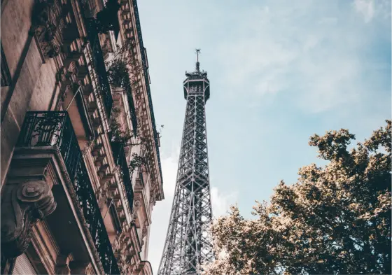 La Tour Eiffel, emblème de Paris, symbolisant la localisation centrale de INAK AVOCAT, experts en droit des affaires.