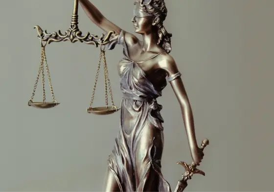 Statue symbolique de la Justice représentant les valeurs d'équité et d'intégrité du cabinet d'avocat à Paris, INAK AVOCAT.