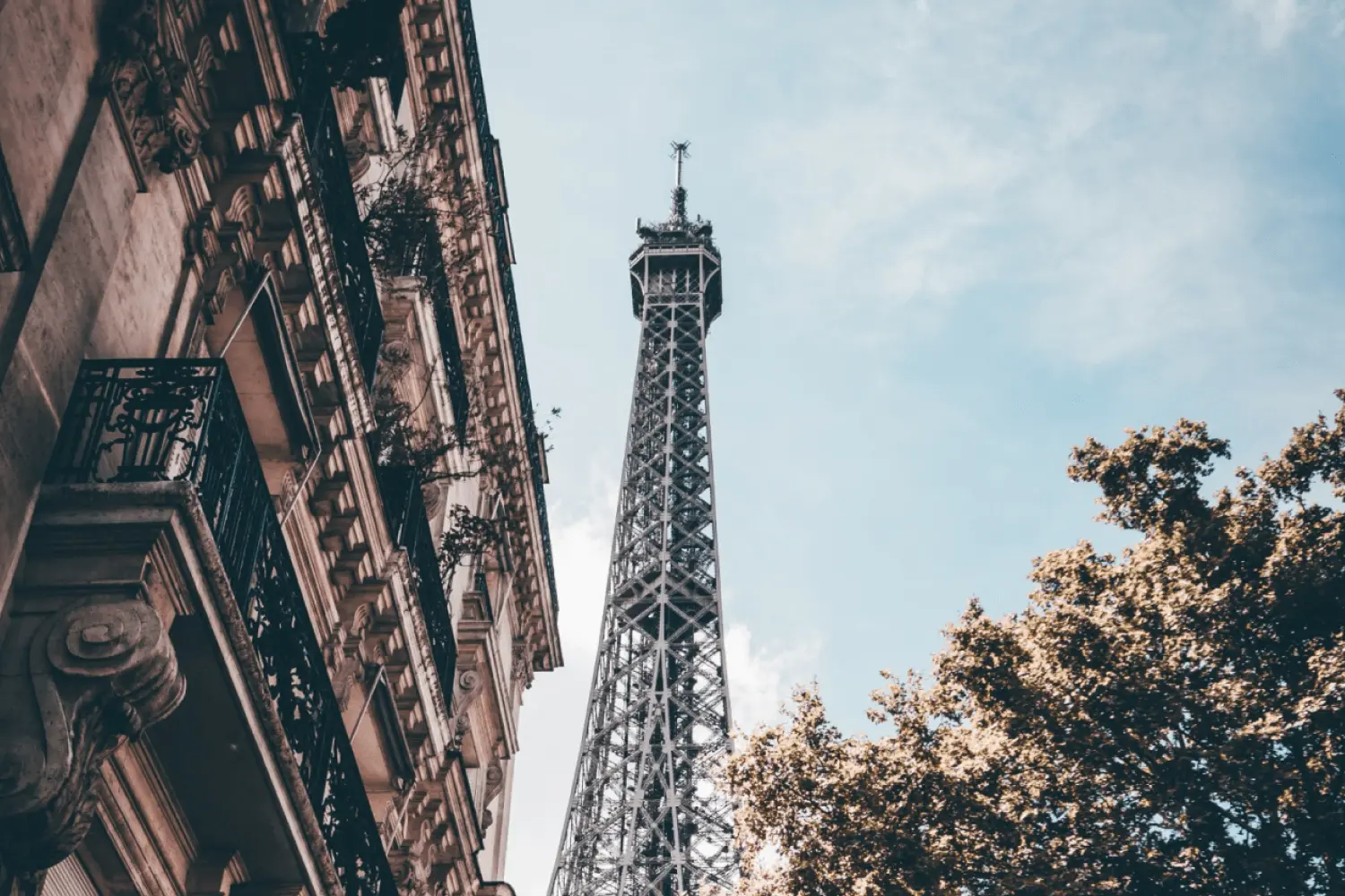 La Tour Eiffel de Paris, symbole de la détermination et de l'ampleur de la mission du cabinet d'avocat à Paris INAK AVOCAT.