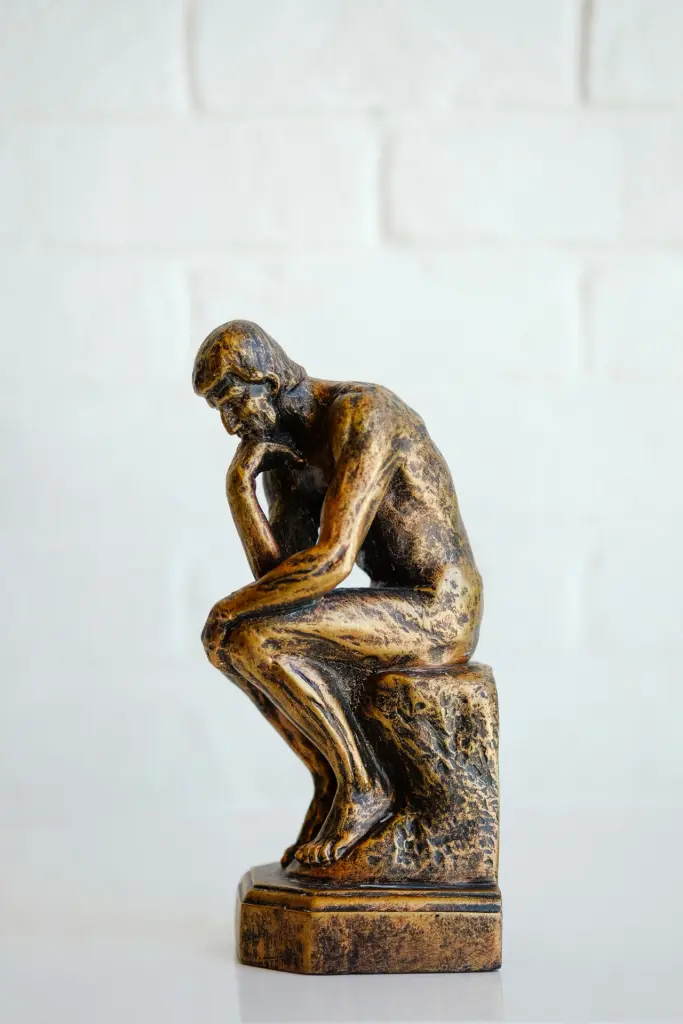 Statue du Penseur, évoquant la réflexion et la stratégie méticuleuses d'INAK AVOCAT à Paris.