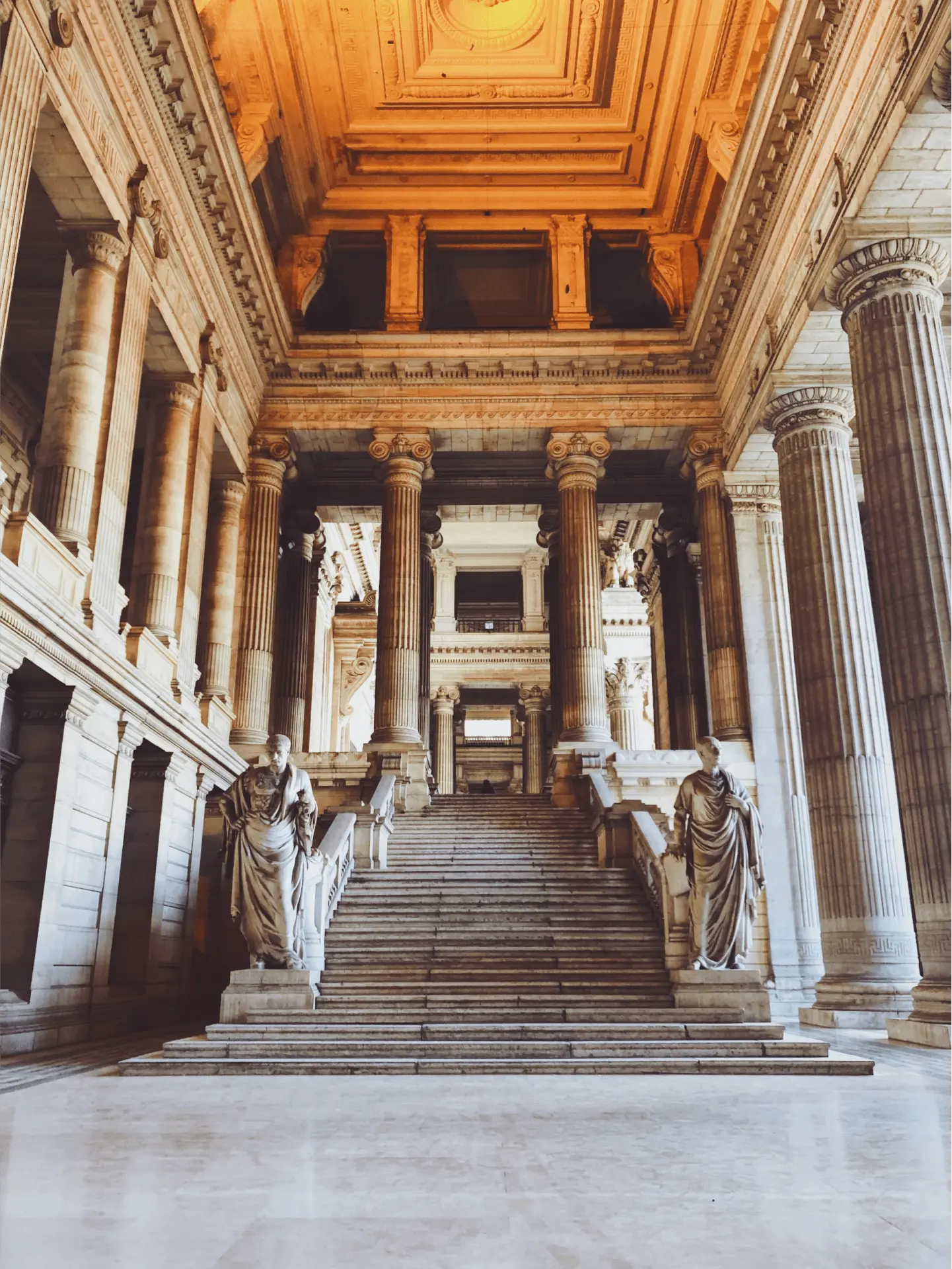 Intérieur imposant d'un palais de justice parisien, symbolisant la grandeur et l'engagement solennel du cabinet d'avocat à Paris INAK AVOCAT.