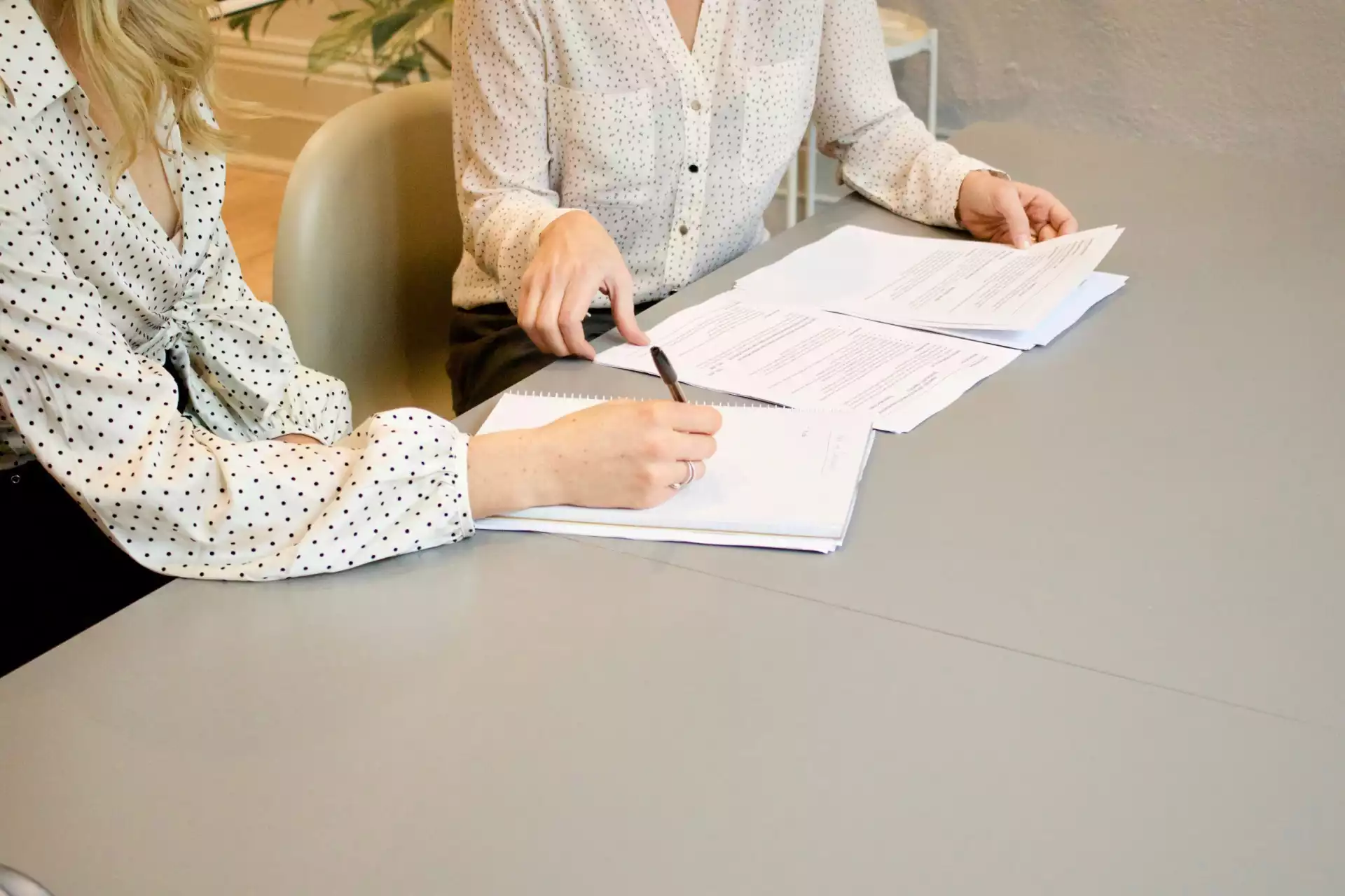 Deux avocats préparant des documents légaux, symbolisant la diligence et l'expertise d'un cabinet spécialisé en droit pénal.